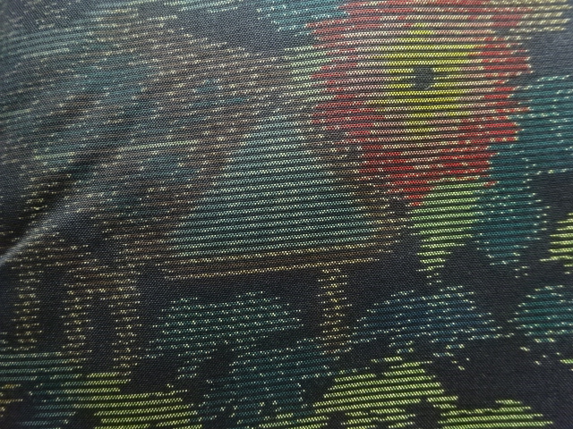  家屋に草花模様織出し本場泥大島紬着物